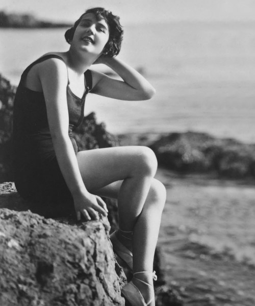 photo ancienne femme sur un rocher au bord de la mer grand hôtel perros guirec