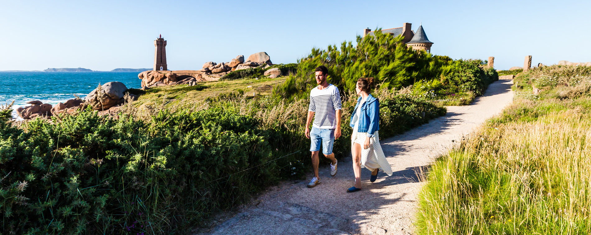 Randonneurs-sentier-des-douaniers