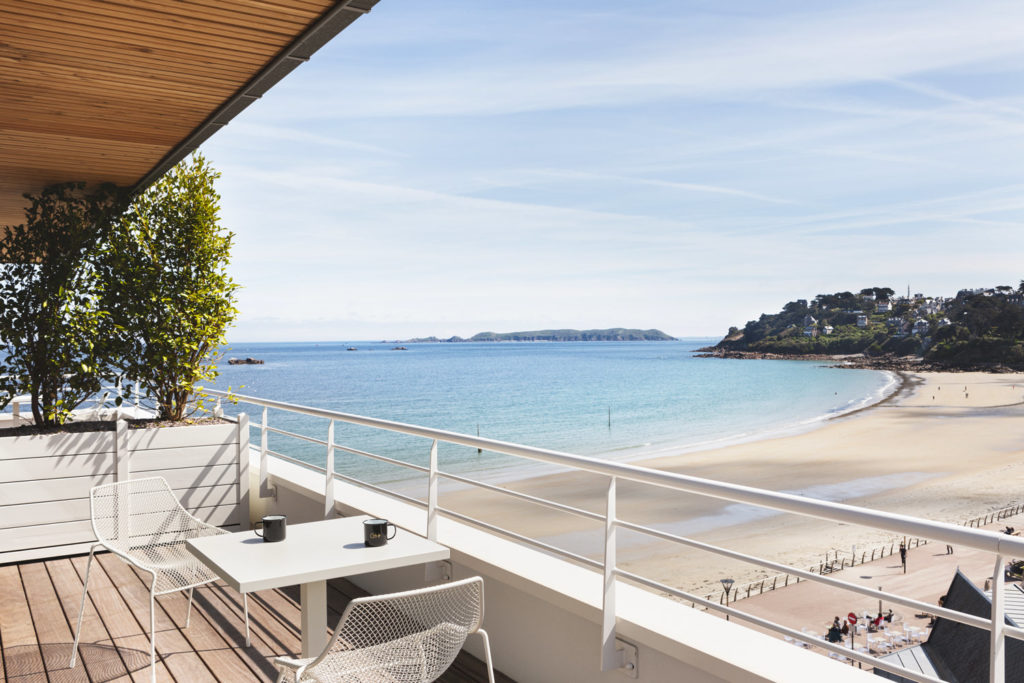 chambre-panoramique-laterale-vue-mer-terrasse-grand-hotel-perros-guirec