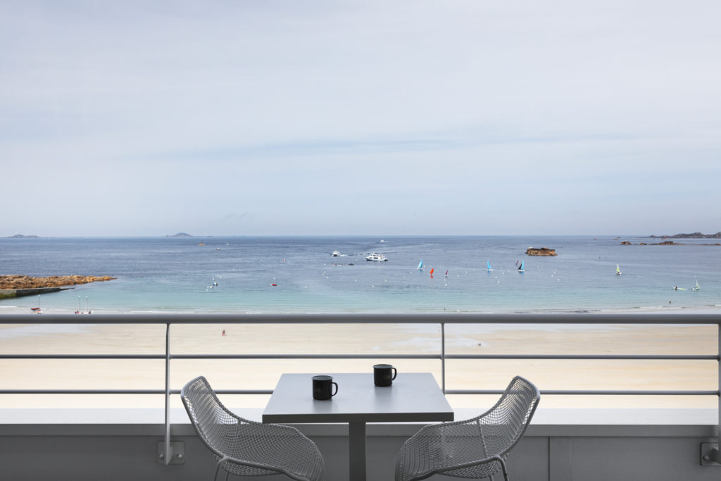 chambre-panoramique-vue-mer-balcon-grand-hotel-perros-guirec