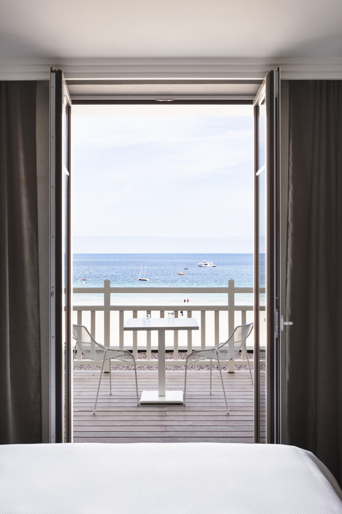 chambre-superieure-vue-mer-et-terrasse-grand-hotel-perros-guirec